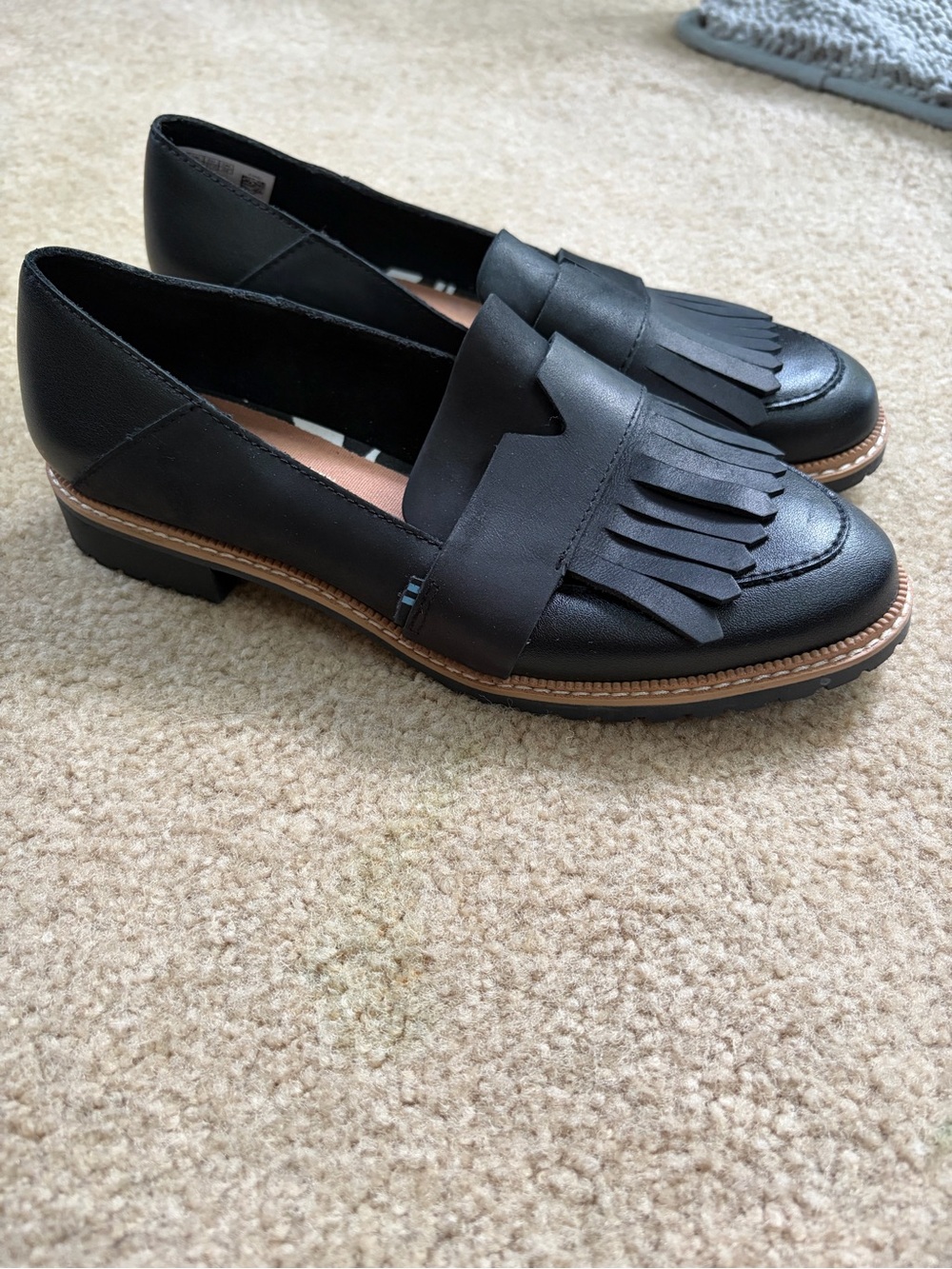 TOMS women’s black loafers with fringe detail size 7
